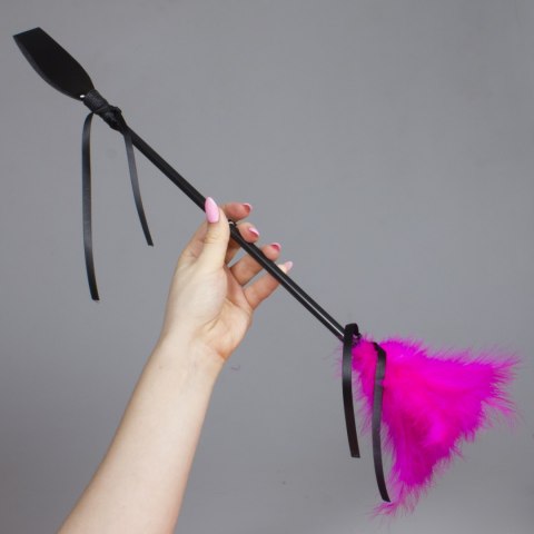 Bicz piórkowy z szpicrutą Secret Play fuksjowy 48 cm